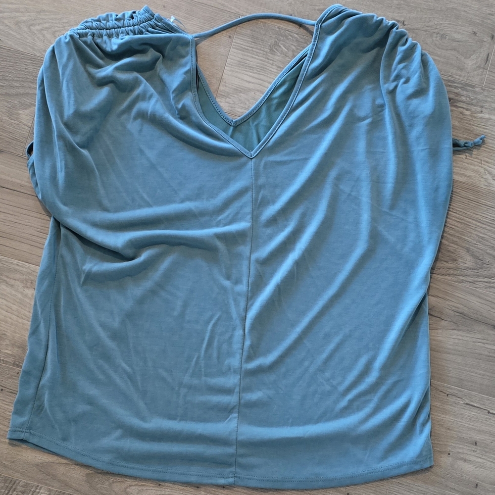 Green Envelope Green Blouse with Adjustable Shoulders - Picture 3 of 5